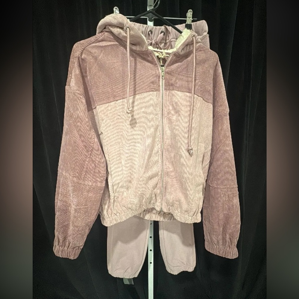 Hem and thread loungewear size S,M,L in all sets and colors. This is a two-piece